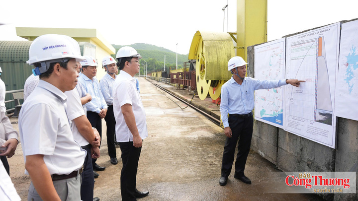 Đại diện Nhà máy thuỷ điện Bình Điền trình bày các phương án vận hành hồ chứa, công tác phòng chống thiên tai...