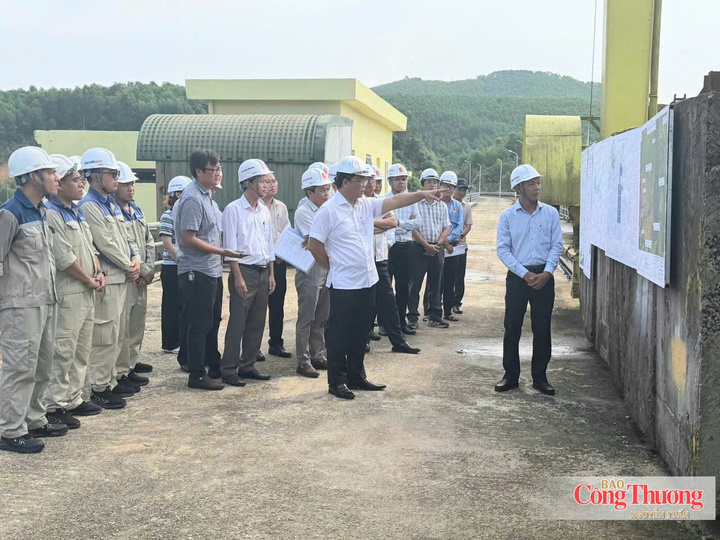Lãnh đạo thành phố Huế cùng các Sở, ban ngành liên quan kiểm tra công tác vận hành hồ chứa tại thuỷ điện Bình Điền.