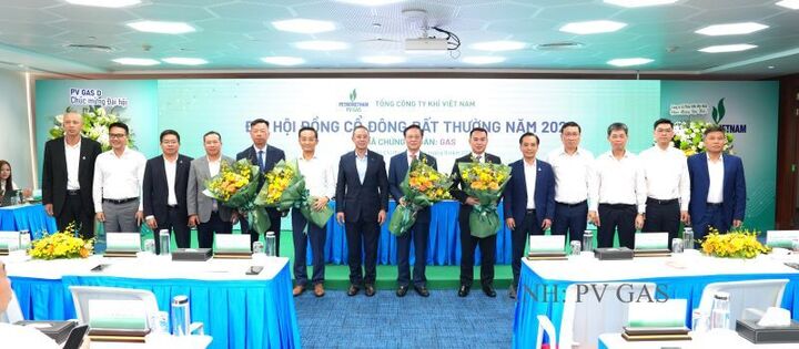 Thành viên HĐTV Petrovietnam Trần Bình Minh tặng hoa chúc mừng thành công của Đại hội. Ảnh: PV GAS