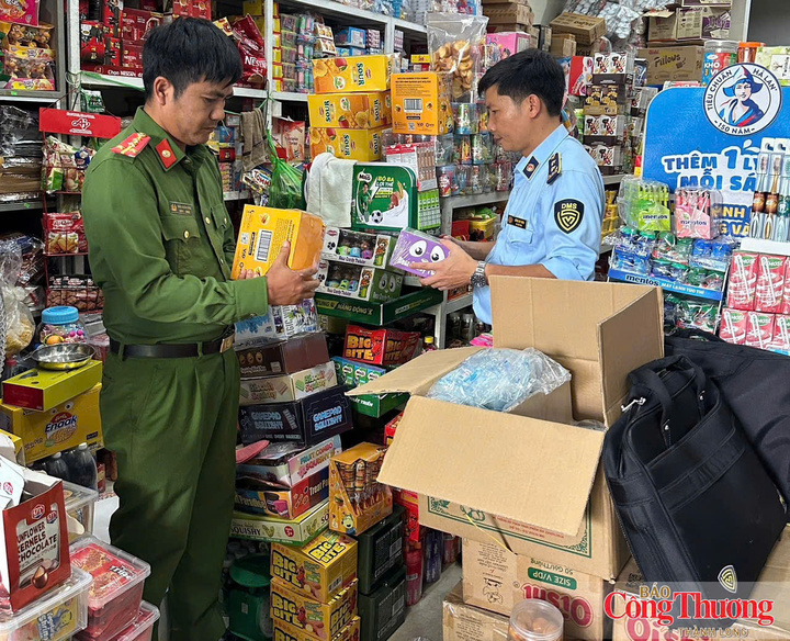 Lực lượng chức năng kiểm tra hàng hóa tại một cơ sở kinh doanh tại phường Đồng Hới, tỉnh Quảng Trị.