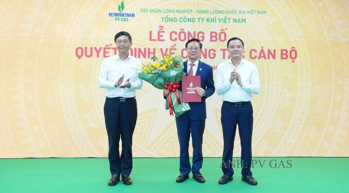 Đồng chí Lê Ngọc Sơn, Bí thư Đảng ủy, Chủ tịch HĐTV Petrovietnam; đồng chí Trần Quang Dũng, Phó Bí thư Đảng ủy Petrovietnam tặng hoa chúc mừng Tân Chủ tịch HĐQT PV GAS. Ảnh: PV GAS