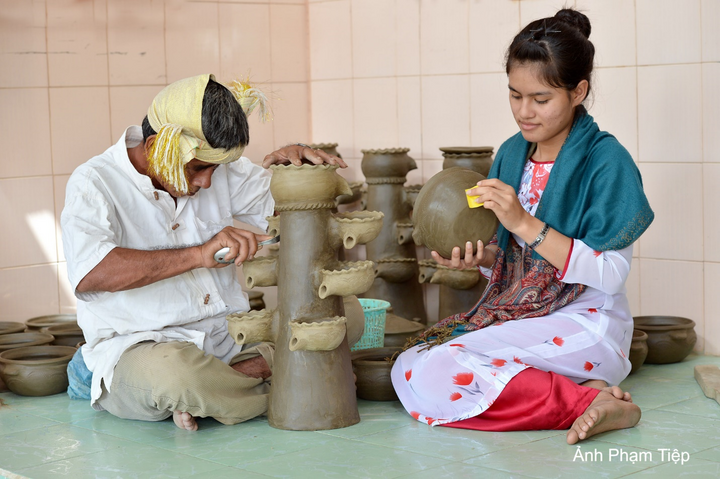 Gốm hiện diện trong văn hóa tín ngưỡng của cộng đồng người Chăm.
