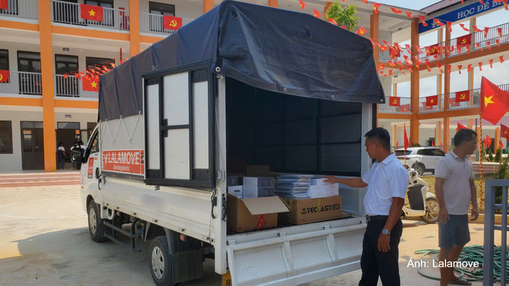 Các chuyến xe đã kịp thời mang đến thiết bị học tập và tủ sách điện tử cho các em học sinh dịp năm học mới.