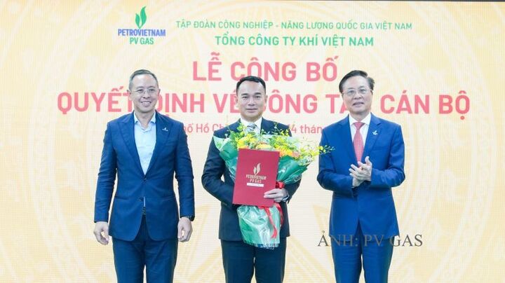 Thành viên HĐTV Petrovietnam Trần Bình Minh và Chủ tịch HĐQT PV GAS Bùi Minh Tiến tặng hoa chúc mừng Tân Tổng Giám đốc PV GAS Dương Trí Hội. Ảnh: PV GAS