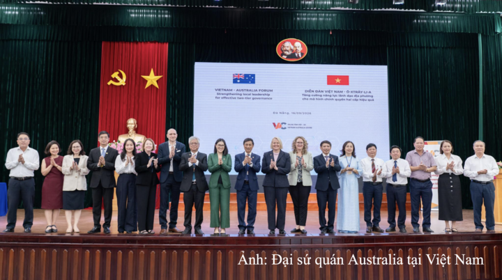 Các đại biểu chụp ảnh lưu niệm.
