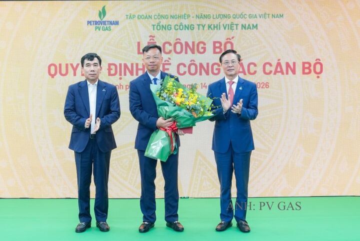 Phó Tổng Giám đốc Petrovietnam Lê Xuân Huyên và Chủ tịch HĐQT PV GAS Bùi Minh Tiến tặng hoa chúc mừng Thành viên HĐQT PV GAS Nguyễn Tuấn Anh. Ảnh: PV GAS