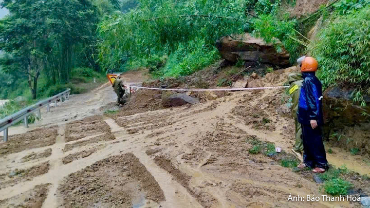 Mưa lớn gây sạt lở đất ảnh hưởng đến việc đi lại của người dân xã Tam Lư.