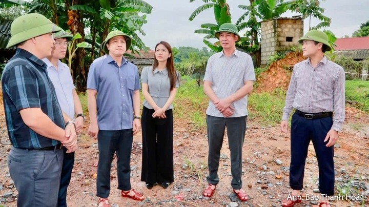 Phó Bí thư Tỉnh ủy Trịnh Tuấn Sinh cùng đoàn công tác kiểm tra Dự án xử lý khẩn cấp tình trạng sạt lở đất tại xã Kim Tân.