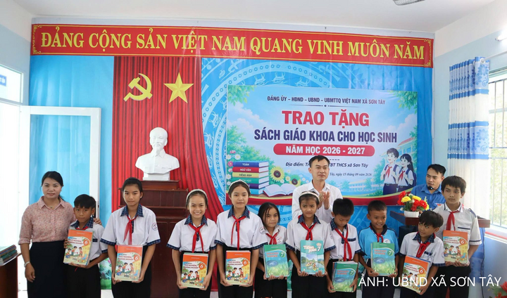 Từ nguồn xã hội hóa, 500 bộ sách giáo khoa đã được trao tặng cho các em học sinh nghèo miền núi.