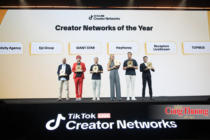 Ông Trần Viết Tín, Founder TopMus Entertainment (ngoài cùng bên phải) là đại lý Việt Nam duy nhất và 1 trong 6 đại lý trên toàn cầu được vinh danh “Đại lý xuất sắc nhất toàn cầu năm 2026”.