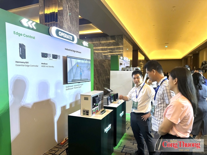 Các đại biểu tham quan các gian hàng tại Hội thảo “Tiết kiệm năng lượng trong công nghiệp: Từ chính sách đến hành động thực tiễn”.
