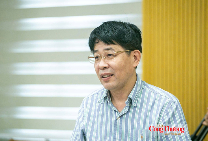 Ông Mai Văn Phấn, Phó Cục trưởng Cục Quản lý đất đai (Bộ Nông nghiệp và Môi trường) phát biểu tại họp báo.