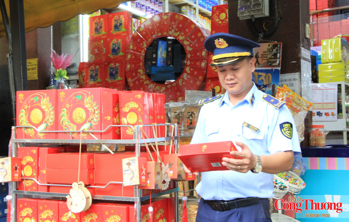 Bên cạnh việc kiểm tra nguồn gốc, xuất xứ và nhãn hàng hóa, công chức Quản lý thị trường cũng lưu ý các cơ sở về cách sắp xếp, lưu trữ sản phẩm.