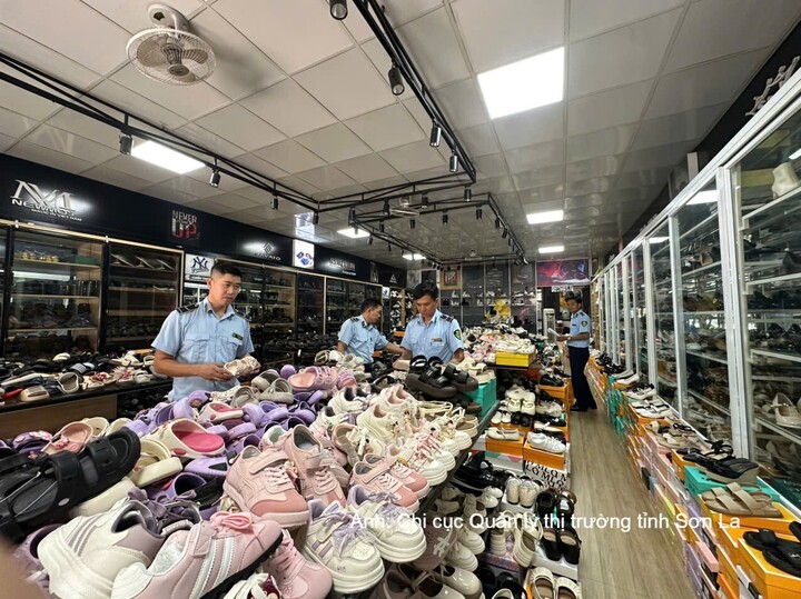 Đội Quản lý thị trường số 3 kiểm tra shop giày dép của hộ kinh doanh N.V.H, địa chỉ tại tổ dân phố Trung Nguyên, phường Thảo Nguyên, tỉnh Sơn La.