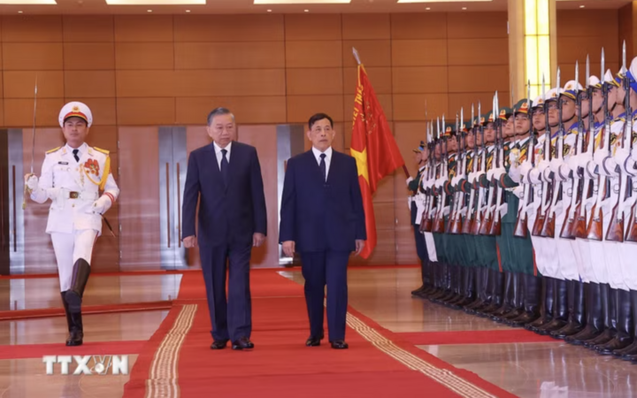 Tổng Bí thư, Chủ tịch nước Tô Lâm và Nhà vua Thái Lan Maha Vajiralongkorn Phra Vajiraklaochaoyuhua duyệt Đội danh dự Quân đội Nhân dân Việt Nam. Ảnh: Văn Điệp/TTXVN