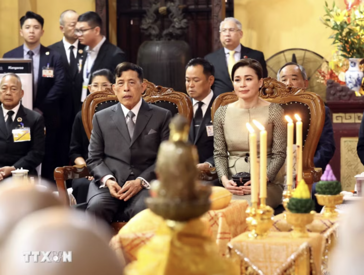 Nhà vua Thái Lan Maha Vajiralongkorn Phra Vajiraklaochaoyuhua và Hoàng hậu Suthida Bajrasudhabimalalakshana dự lễ cầu an tại chùa Quán Sứ. Ảnh: An Đăng/TTXVN