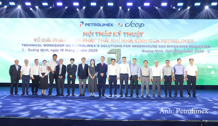 Các đại biểu tham dự hội thảo chụp ảnh chung