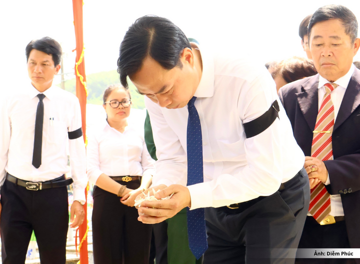Các đại biểu, thân nhân, cựu chiến binh rải nắm hoa cuối cùng để đưa các liệt sĩ về nơi an nghỉ.