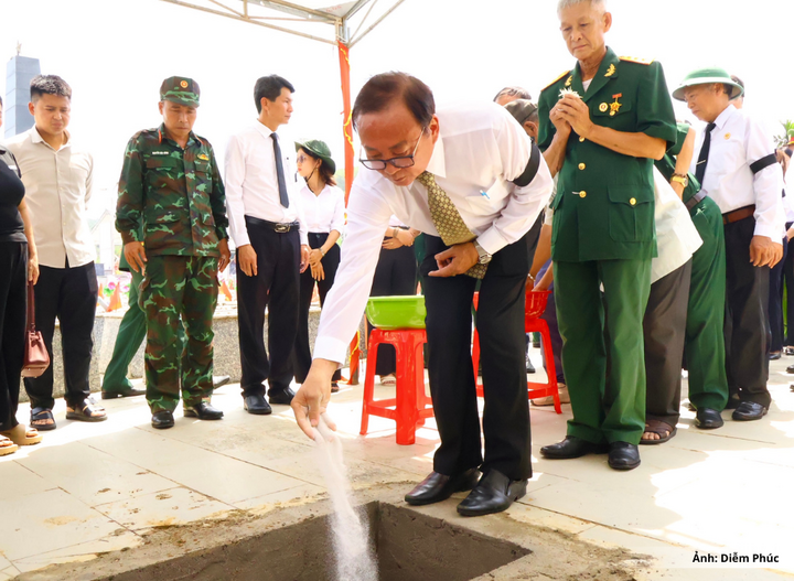 Ông Võ Đình Thế, người tự tay chôn cất và thờ phụng các liệt sĩ gần 40 năm bày tỏ: “Bao năm nay tôi vẫn luôn xem họ là ân nhân, là người thân trong gia đình của mình. Nay chính tay tôi đưa mọi người trở về với đồng đội, tôi mừng vô cùng. Chỉ là có chút chạnh lòng, bởi sau này ngôi mộ ở quê và bàn thờ ở nhà sẽ vắng bóng các liệt sĩ ”.