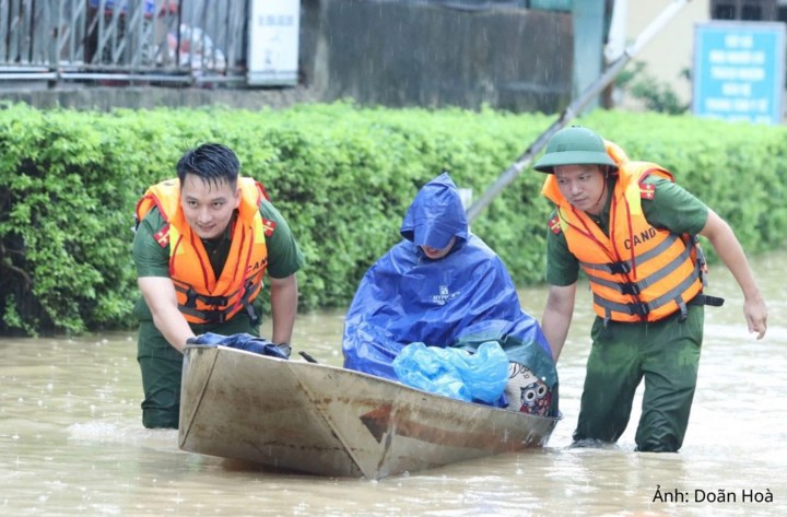 Công an phường Hoàng Mai dùng thuyền đưa bệnh nhân ra, vào Trung tâm Y tế Hoàng Mai trưa ngày 17/9