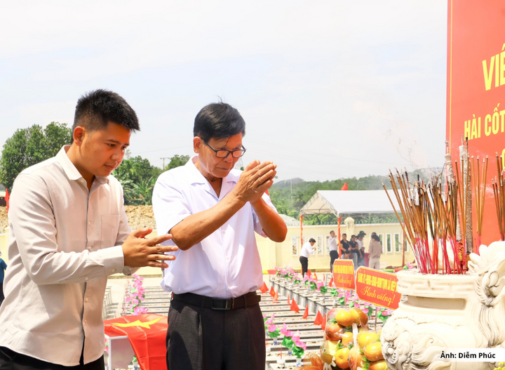 Suốt nhiều năm tìm kiếm người anh trai là liệt sĩ Trần Văn Cư nhưng chưa có thông tin, ông Trần Văn Sỹ (bên phải) ngậm ngùi chia sẻ: “Gia đình tôi hy vọng trong phần mộ này sẽ có hài cốt của anh tôi, để anh được về với đồng đội. Nếu không phải, mặc dù hơi hụt hẫng nhưng tôi và gia đình vẫn sẽ tiếp tục quay trở lại đây, tiếp tục tìm thông tin và nhân chứng, chỉ mong hoàn thành nguyện vọng đưa anh về".