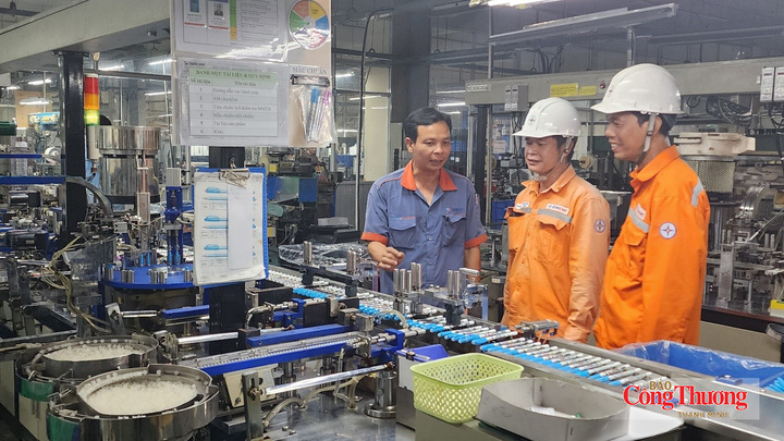 Nhân viên ngành điện tăng cường tuyên truyền, vận động thực hiện sử dụng điện an toàn, tiết kiệm đến doanh nghiệp.