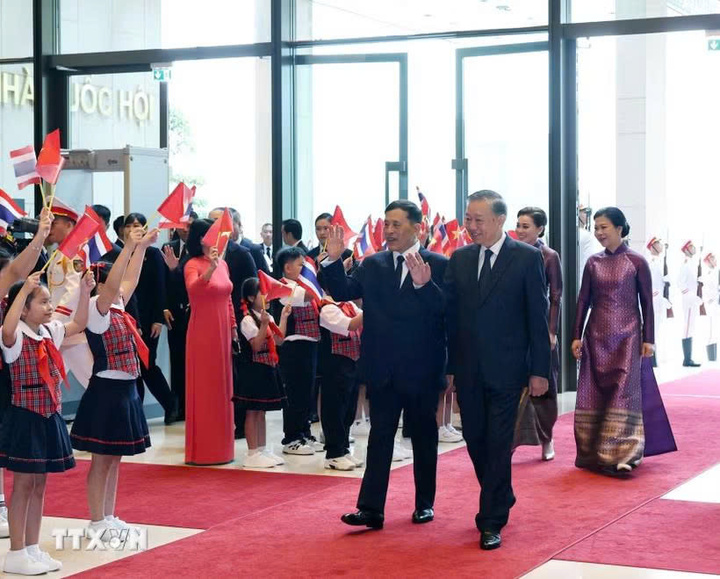 Tổng Bí thư, Chủ tịch nước Tô Lâm và Phu nhân chủ trì Lễ đón chính thức Nhà vua Thái Lan Maha Vajiralongkorn Phra Vajiraklaochaoyuhua và Hoàng hậu. (Ảnh: Thống Nhất/TTXVN)