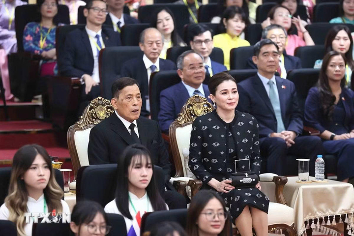 Nhà vua Thái Lan Maha Maha Vajiralongkorn Phra Vajiraklaochaoyuhua cùng Hoàng hậu Suthida Bajrasudhabimalalakshana dự buổi gặp gỡ với lãnh đạo, giảng viên, cán bộ và sinh viên Trung tâm Ngôn ngữ và Văn hóa Thái Lan, Trường Đại học Hà Nội. (Ảnh: An Đăng/TTXVN)