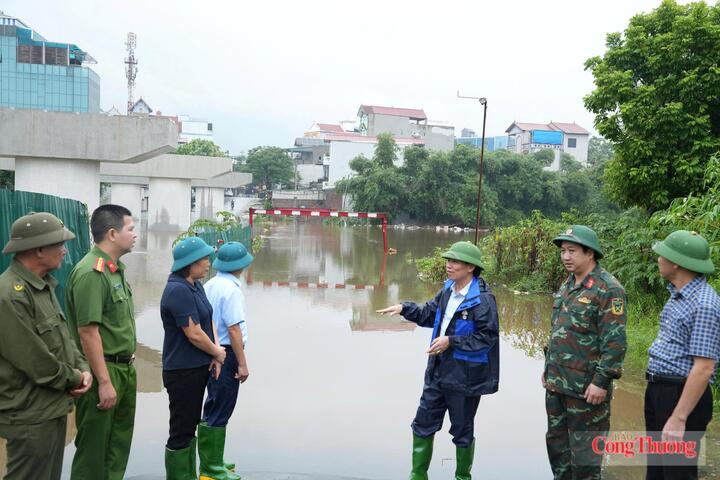 Sáng ngày 17/9, Lãnh đạo xã Hưng Đạo và lực lượng chức năng kiểm tra tình hình mưa lũ trên sông Đáy tại khu vực cầu 72.