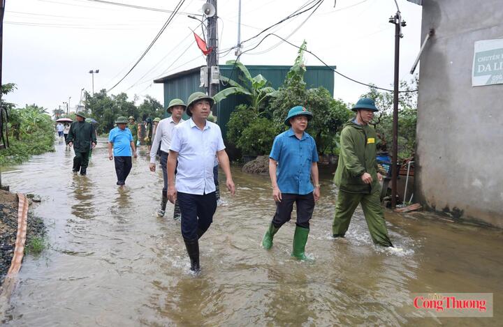 Chiều ngày 17/9, ông Phạm Quang Tuấn - Bí thư xã Kiều Phú trực tiếp kiểm tra tình hình ngập úng tại một số khu vực trũng thấp trên địa bàn.
