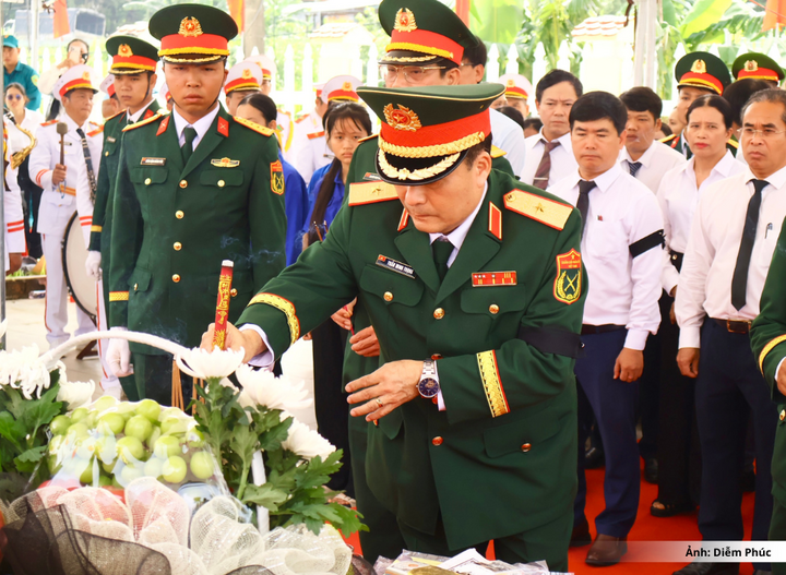 Thiếu tướng Trần Minh Trọng, Phó Chính ủy Quân khu 5, Trưởng Ban chỉ đạo tìm kiếm, quy tập và xác định danh tính hài cốt liệt sĩ Quân khu 5 dâng hương tưởng niệm 17 liệt sĩ hy sinh tại Đồi Thị.