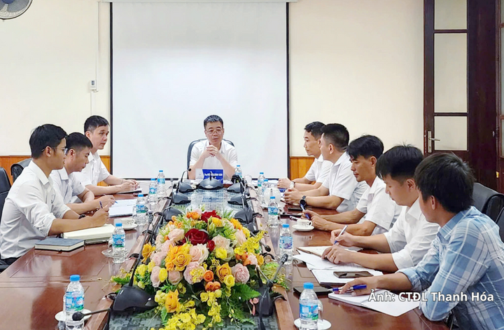 Ông Nghiêm Đình Sơn – Phó Giám đốc Công ty Điện lực Thanh Hóa (người ngồi giữa trong ảnh) chủ trì cuộc họp kiểm điểm tiến độ và bàn giải pháp đóng điện kết thúc các dự án ĐTXD trên địa bàn Điện lực Hạc Thành quản lý.