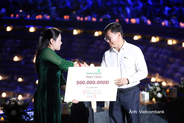 Đại diện Quỹ Tấm lòng Việt bắt tay cảm ơn ông Đặng Hoài Đức, Phó Tổng Giám đốc Vietcombank, đại diện cho Vietcombank trao tặng phần quà 500 triệu đồng của ngân hàng dành hỗ trợ các em nhỏ có hoàn cảnh khó khăn.
