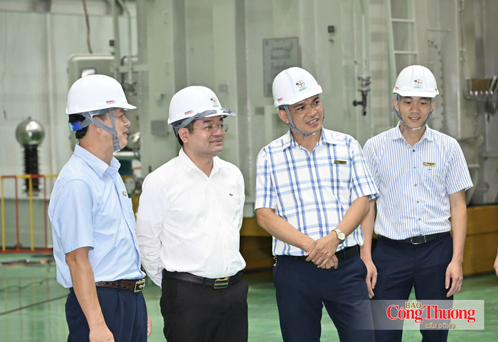 Tổng Biên tập Báo Công Thương và lãnh đạo doanh nghiệp tham quan nhà máy EEMC.