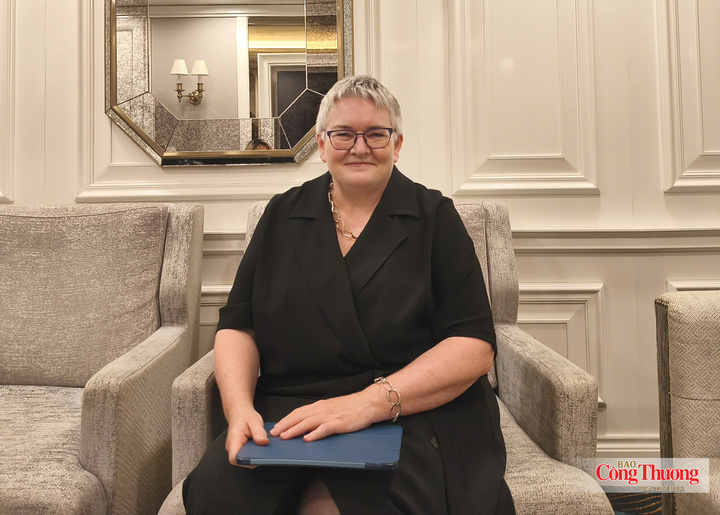 Bà Helen Brand, OBE, Tổng Giám đốc Hiệp hội Kế toán Công chứng Anh quốc (ACCA) trả lời phỏng vấn Báo Công Thương.