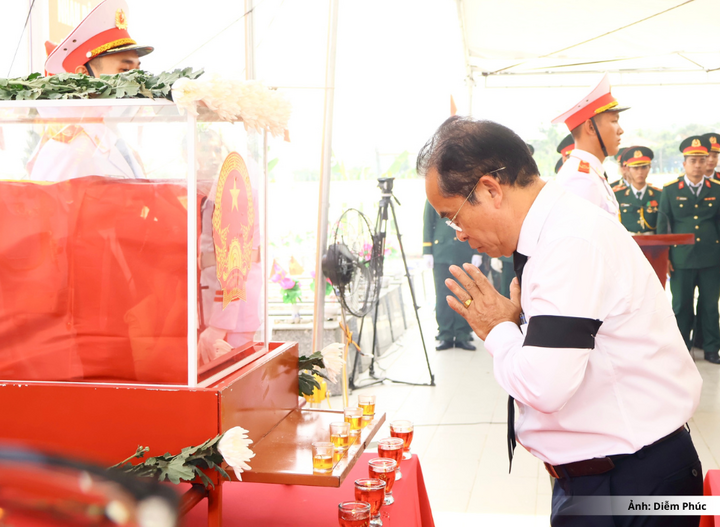 Ông Trần Anh Tuấn, Phó Chủ tịch UBND TP. Đà Nẵng, Trưởng Ban Chỉ đạo tìm kiếm, quy tập và xác định danh tính hài cốt liệt sĩ TP. Đà Nẵng bày tỏ sự xúc động trước linh cữu các anh hùng liệt sĩ đã ngã xuống vì Tổ quốc.