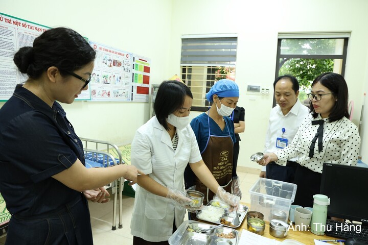 Thành phố Hà Nội yêu cầu các cơ quan, đơn vị liên quan tăng cường kiểm soát chất lượng bữa ăn bán trú tại các cơ sở giáo dục. Ảnh: Thu Hằng