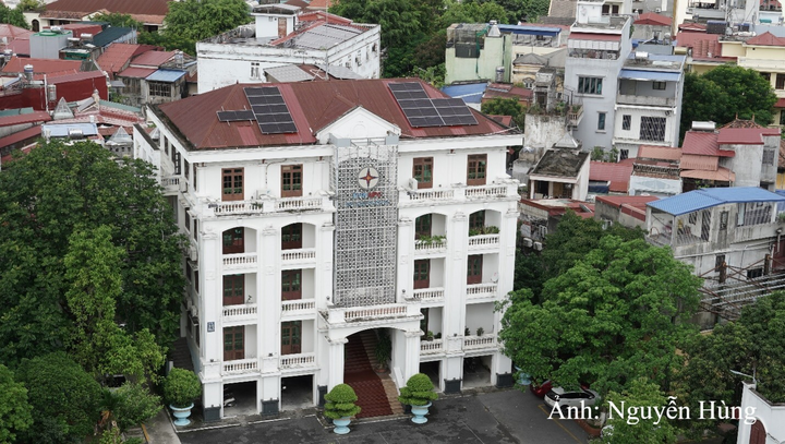 Hệ thống điện mặt trời mái nhà được lắp đặt tại trụ sở Công ty Điện lực Hải Phòng, góp phần sử dụng năng lượng tiết kiệm, hiệu quả.