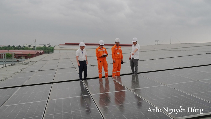 Công ty Điện lực Hải Phòng đang tích cực đồng hành, hỗ trợ khách hàng trong quá trình sử dụng điện mặt trời mái nhà an toàn, hiệu quả.