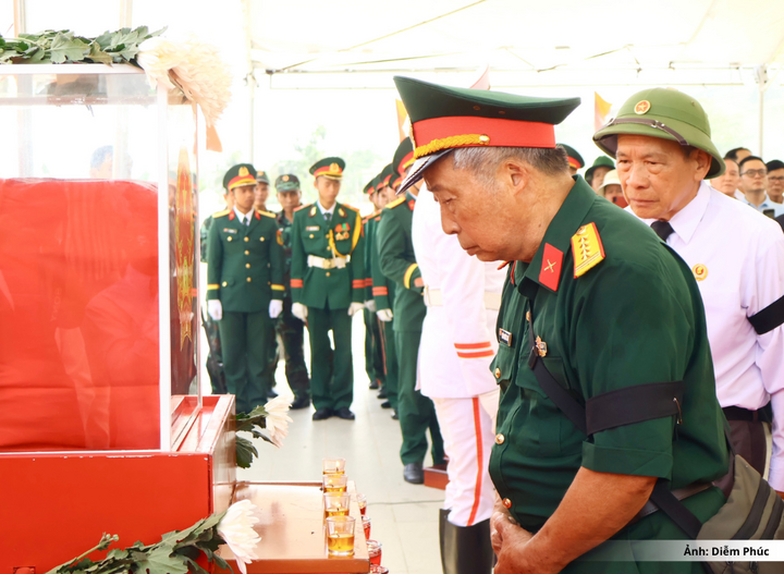 “Khi lực lượng ta rút khỏi địa bàn, địch bắt người dân thu gom thi thể bộ đội, sau đó buộc tay, chân bằng dây dù và chôn trong những hố tập thể. Khi biết tin trong phần mộ 17 liệt sĩ có dây dù và những hài cốt có dấu vết bị trói, tôi vô cùng xúc động. Cuối cùng, những người đồng đội của tôi đã có thể trở về”, ông Trần Phước Sảo, nguyên Tiểu đoàn trưởng Tiểu đoàn 15, Sư đoàn 2, Quân khu 5 bày tỏ.