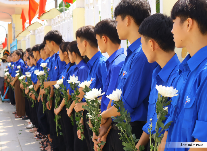 Sau khi mở nắp mộ, lực lượng làm nhiệm vụ phát hiện nhiều di vật như dây dù, vải võng, ví da, bàn chải cùng một số dấu tích liên quan. Những di vật này cơ bản trùng khớp với lời kể của ông Võ Đình Thế về quá trình phát hiện, cất bốc và mai táng các hài cốt cách đây gần 40 năm.