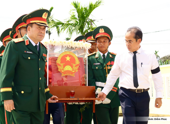 Đoàn đại biểu đưa hài cốt các liệt sĩ về khu vực chuẩn bị an táng.