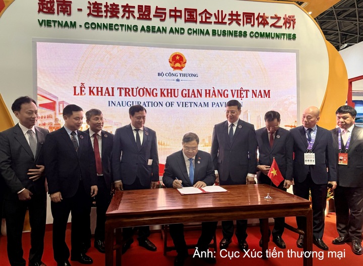 Phó Thủ tướng Thường trực Phạm Gia Túc viết lưu bút chúc mừng doanh nghiệp Việt Nam tham gia hội chợ.