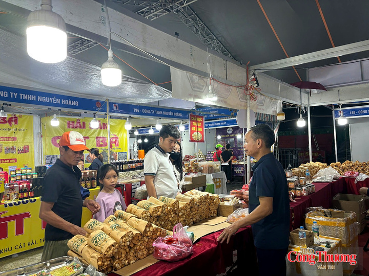 Người dân tìm hiểu, lựa chọn các sản phẩm đặc trưng được trưng bày tại hội chợ.