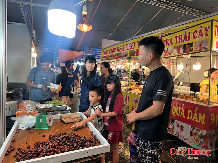 Các gian hàng đặc sản vùng miền thu hút người dân tìm hiểu và lựa chọn sản phẩm.