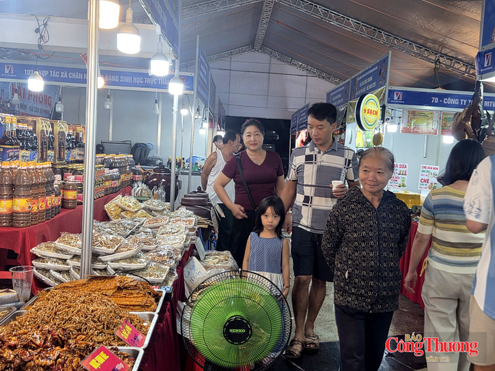 Hội chợ thu hút nhiều gia đình và trẻ em đến tham quan, mua sắm.