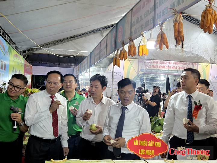 Sau khi thực hiện nghi thức khai mạc hội chợ, ông Hoàng Minh Chiến, Phó Cục trưởng Cục Xúc tiến thương mại (Bộ Công Thương) cùng các đại biểu tham quan gian hàng và trải nghiệm sản phẩm.
