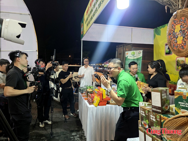 Tại hội chợ, hoạt động livestream giới thiệu và bán hàng trực tuyến tại các gian hàng thu hút đông đảo người xem.