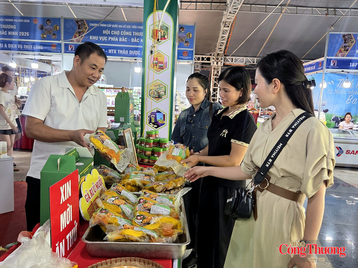 Ông Trần Văn Dũng, Giám đốc Hợp tác xã Chăn nuôi, sản xuất và chế biến gà ủ muối Tân Sơn, xã Minh Đài, tỉnh Phú Thọ, giới thiệu sản phẩm tới khách hàng tại hội chợ.