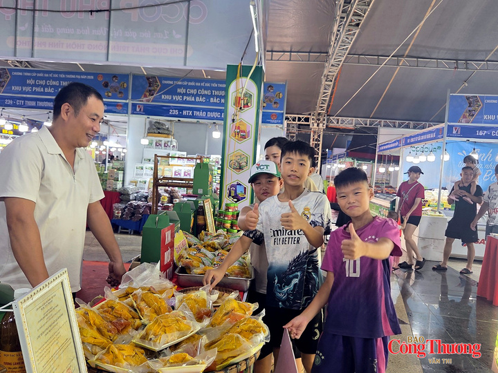 Những khách hàng nhí hài lòng sau khi ăn thử sản phẩm gà ủ muối tại hội chợ.